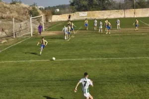 ΔΙΠΛΟ και σταθερά κορυφή