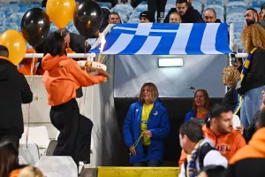 "Γαλαζοκίτρινα" γενέθλια και τούρτα στην εξέδρα! (φώτος)