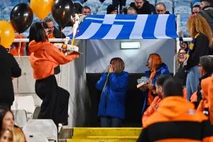 "Γαλαζοκίτρινα" γενέθλια και τούρτα στην εξέδρα! (φώτος)