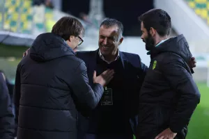 Πρώτα τους χαιρέτησε, μετά… τους κέρδισε