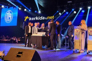 (Βίντεο kerkida) ΠτΔ/Έκοψε την τούρτα για τα 114α γενέθλια της Ανόρθωσης