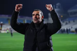 (Βίντεο/Φώτος Kerkida) Χάρισαν φανέλες και... πανηγύρισαν την πρόκριση!