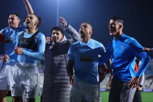 (Βίντεο/Φώτος Kerkida) Χάρισαν φανέλες και... πανηγύρισαν την πρόκριση!