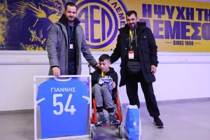 (Φώτος) Δώρα... σε Γιαννάκη