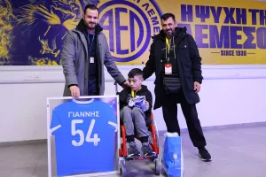 (Φώτος) Δώρα... σε Γιαννάκη