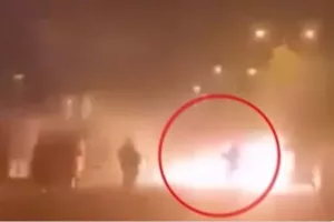 (ΔΗΛΩΣΗ) Ρίχθηκε ναυτική φωτοβολίδα στο πούλμαν του Απόλλωνα/Κατέληξε σε μοτοσυκλέτα της Αστυνομίας