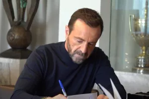 Μάντζιος/Υπογραφές (Φώτος/Βίντεο)