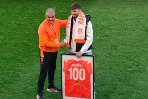 Φανέλα με το "100" και... δωράκι! (Φώτος)