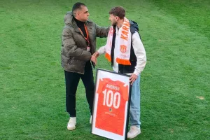 Φανέλα με το "100" και... δωράκι! (Φώτος)