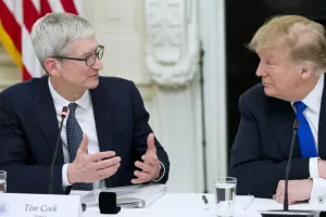 Ο Τιμ Κουκ της Apple δώρισε 1 εκατ. δολάρια για την ορκωμοσία του Τραμπ