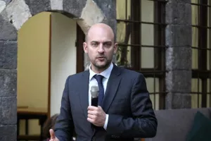 H Γαλλία προειδοποιεί τον Τραμπ μετά τα σχόλια για τη Γροιλανδία
