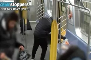 Εμπρηστής έβαλε φωτιά δίπλα σε επιβάτη που κοιμόταν μέσα στο μετρό