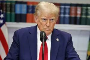 Ανάλυση Politico: Με κομμένη την ανάσα η Ευρώπη για το America First του Τραμπ