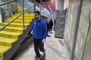 (ΦΩΤΟΣ kerkida) Η άφιξη του ΑΠΟΕΛ 