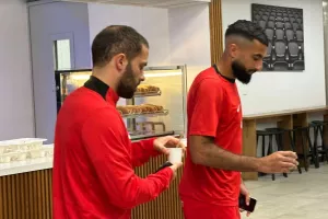 (ΦΩΤΟΣ kerkida) Καφεδάκι μια ώρα πριν την σέντρα 