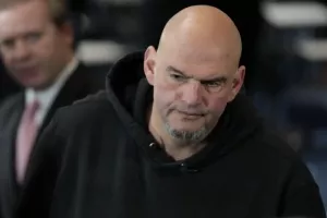Γερουσιαστής πήγε στην ορκωμοσία του Τραμπ πολύ χαλαρός με… φούτερ και σορτς