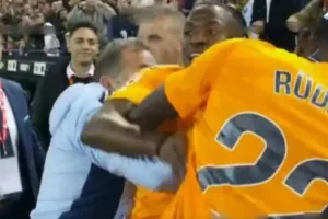 Τρελάθηκε ο Βινίσιους με την αποβολή του, ήθελε να ορμήξει στον διαιτητή! 