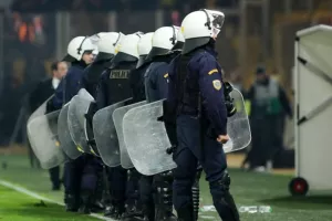 Μήνυση της ΑΕΚ στον ταξίαρχο της αστυνομίας που δεν ανέφερε τα επεισόδια βίας στο πάρκινγκ