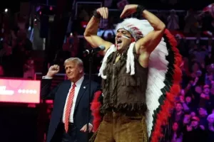 Ο Τραμπ χορεύει YMCA στη σκηνή με τους Village People (Βίντεο)