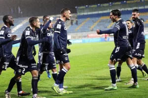 Χόρευε... στην βροχή και βλέπει πεντάδα!