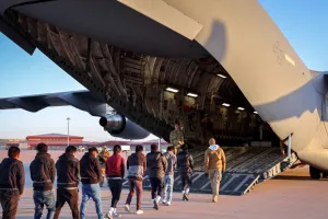 Το Μεξικό αρνήθηκε να δεχτεί πτήση με μετανάστες που απέλασαν οι ΗΠΑ