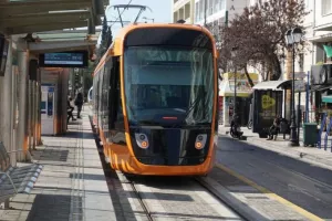 Πειραιάς: Τραμ συγκρούστηκε με αυτοκίνητο