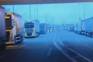 Ακινητοποιημένες 80 νταλίκες στο Δερβένι Θεσσαλονίκης για 32 ώρες