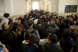 Κύμα οργής για τη βάναυση κακοποίηση του 3χρονου αγοριού: 200 άτομα εισέβαλαν στα δικαστήρια Ηρακλείου