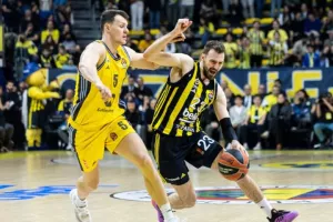 Ξεμπέρδεψε με την Άλμπα στην τέταρτη περίοδο και παρέμεινε κοντά στην κορυφή η Φενέρ