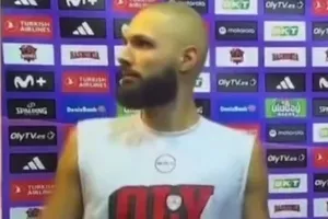 Φουρνιέ σε τρελά κέφια: Το ξεκαρδιστικό χορευτικό του, αφιερωμένο στον κόουτς Μποζίκα