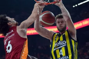 Πήρε άνετα το ντέρμπι η Φενέρ πριν το ΣΕΦ
