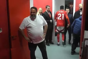 (Βίντεο) Μοίραζε... αγκαλιές ο Μαρινάκης μετά την Λίβερπουλ 