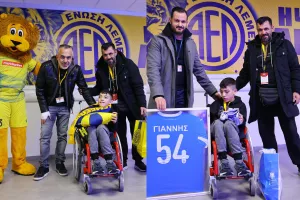 (Φώτος) Δώρα... σε Γιαννάκη