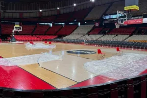Συνεχίζουν τα προβλήματα στο ΣΕΦ: Με νάιλον το παρκέ παραμονές του ντέρμπι, μετά τις νέες βροχές