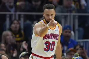 NBA: Ο Στεφ Κάρι ξεπέρασε τον Άλεν Άιβερσον στην λίστα των σκόρερ