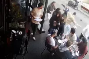 Τελ Αβίβ: Η στιγμή που ο 19χρονος Παλαιστίνιος τρομοκράτης ορμά με μαχαίρι σε πελάτες