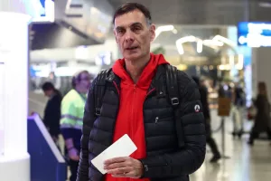 Ένταση μεταξύ Μπαρτζώκα και οπαδού στo αεροδρόμιο!
