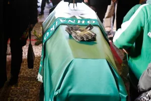 Με σημαία και κασκόλ του ΠΑΟ το φέρετρο του Οικονομόπουλου