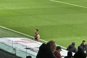 (Φώτος Kerkida) Έδωσε τη φανέλα του σε μικρό του Άρη ο Άνχελ!
