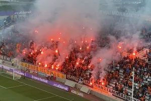 (Βίντεο/Φώτος kerkida) Είσοδο με pyroshow οι Πορτοκαλί