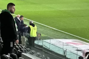 (Φώτος Kerkida) Έδωσε τη φανέλα του σε μικρό του Άρη ο Άνχελ!