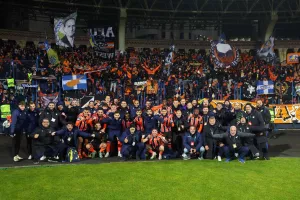 Ο κόσμος και πιστεύει και ταξιδεύει/ Περίπου 1000 στο πλευρό της ομάδας 
