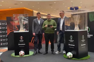 (Βίντεο) Στην Κύπρο τα τρόπαια του Europa και Conference League