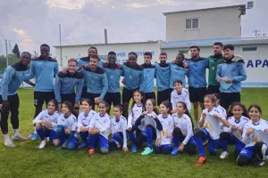 Προπόνηση… για τα κορίτσια με τους ποδοσφαιριστές της ομάδας