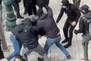 Σοκαριστικό βίντεο: Κουκουλοφόροι ξυλοκόπησαν διαδηλωτή