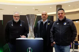 ΑΠΟΕΛ... με το τρόπαιο!