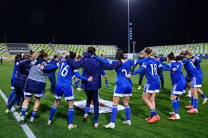 (Βίντεο/Φώτος) Χόρεψαν... συρτάκι μετά τη νίκη!