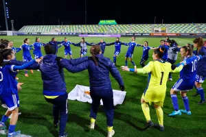 (Βίντεο/Φώτος) Χόρεψαν... συρτάκι μετά τη νίκη!