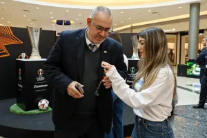 (Βίντεο) Στην Κύπρο τα τρόπαια του Europa και Conference League