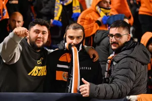 (Φώτος) Ο κόσμος του ΑΠΟΕΛ με Celje
